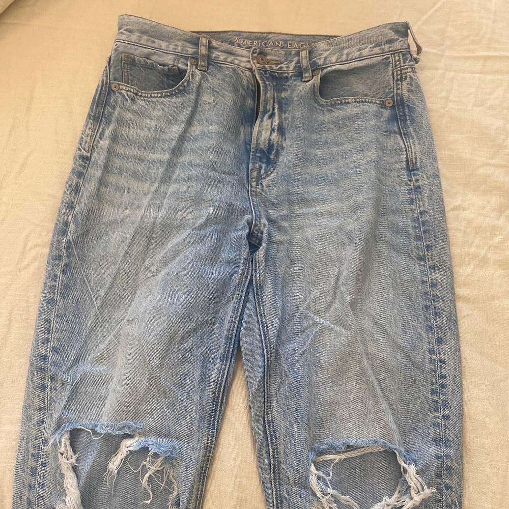 American Eagle Light Wash Denim Mom Jean